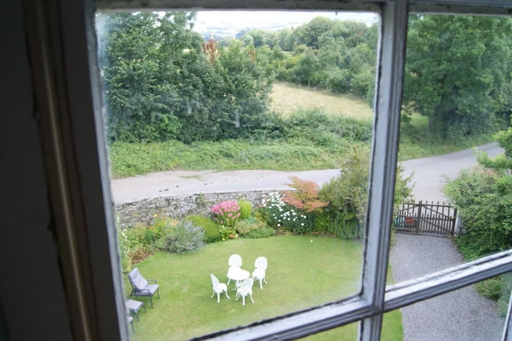 Top Floor At Cantref House Brecon Bagian luar foto