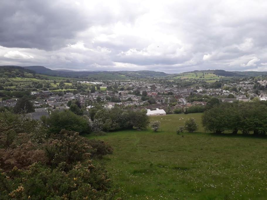 Top Floor At Cantref House Brecon Bagian luar foto